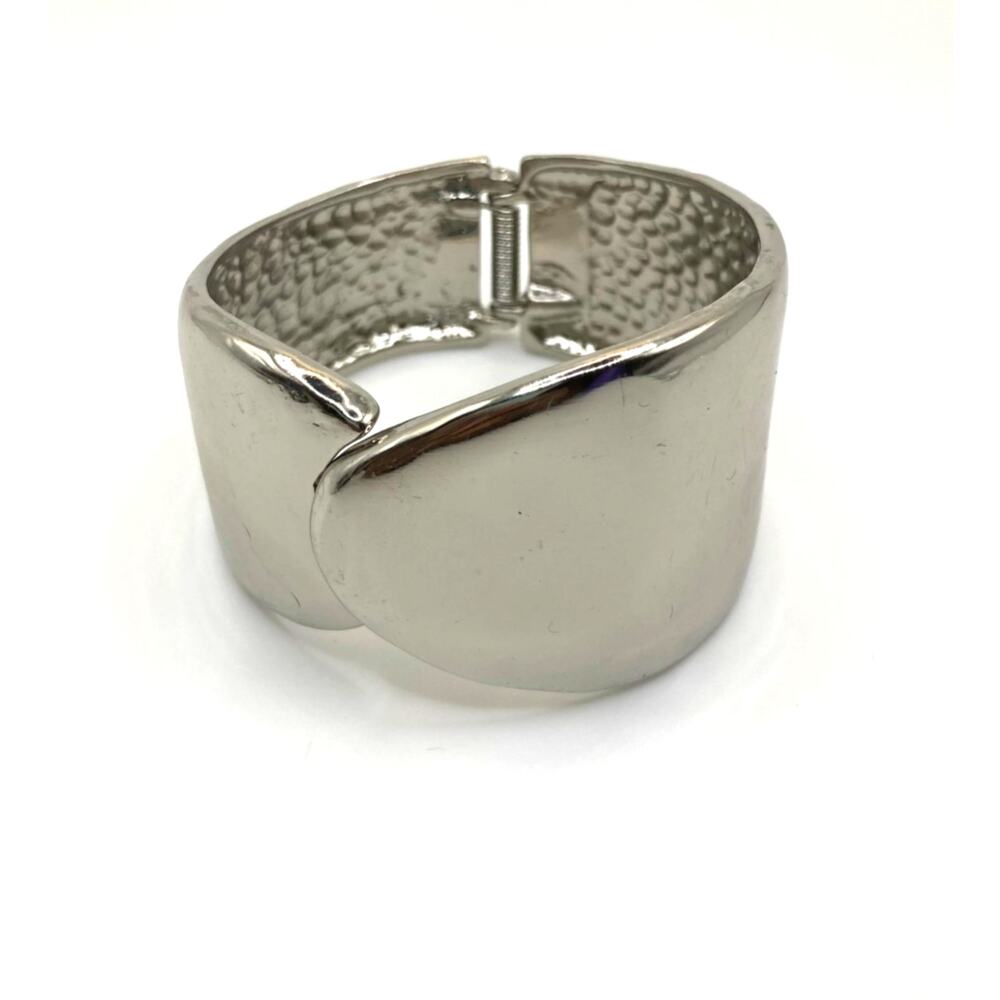 CHICO'S Wide Curve Silver Tone Shiny Polished Hammered Hinge Clamp Bracelet NWOT